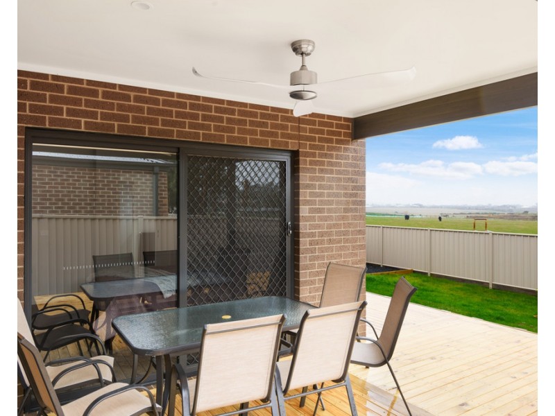 97 Ascot Gardens Drive, Delacombe VIC 3356