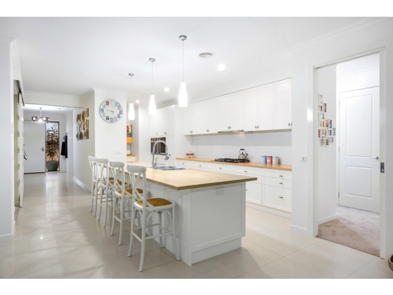 15 Greenhaven Court, Mount Clear VIC 3350