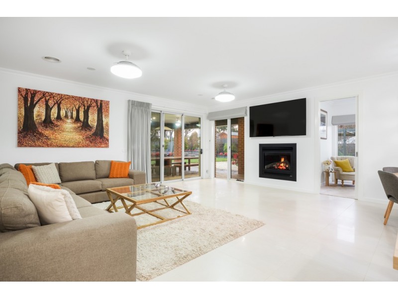 15 Greenhaven Court, Mount Clear VIC 3350