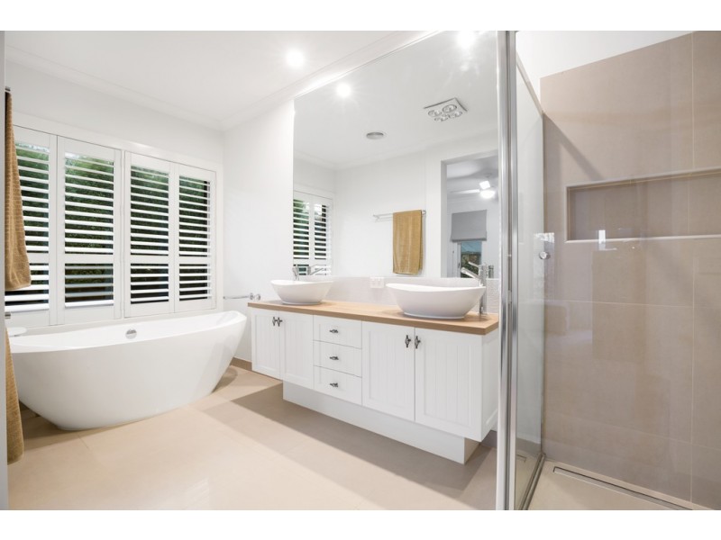 15 Greenhaven Court, Mount Clear VIC 3350