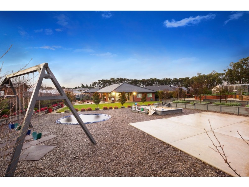 15 Greenhaven Court, Mount Clear VIC 3350