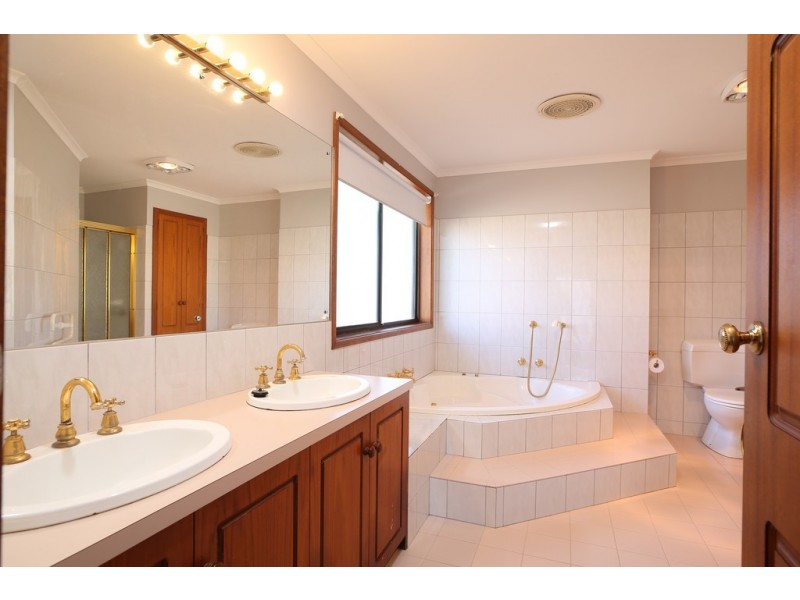 15 Shaw Avenue, Wendouree VIC 3355