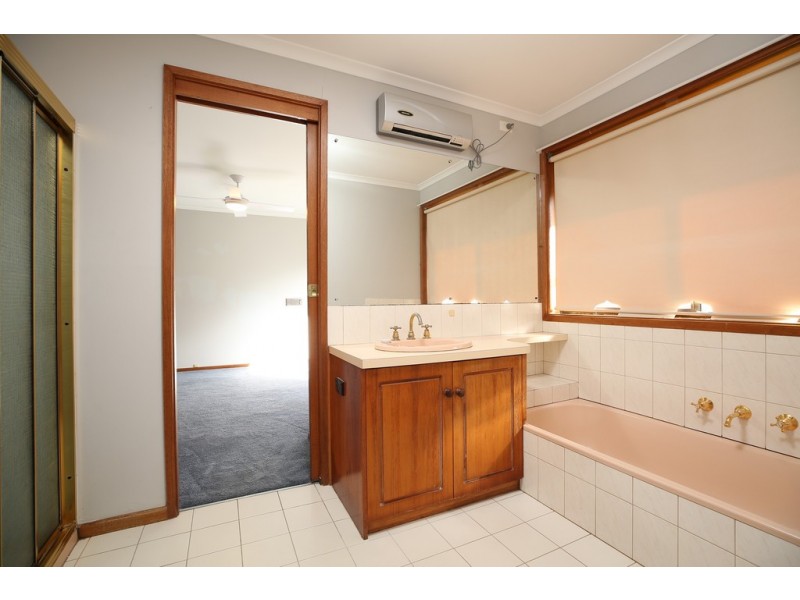 15 Shaw Avenue, Wendouree VIC 3355