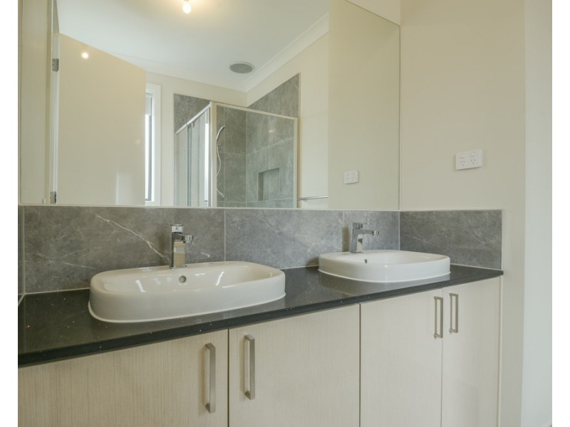 11 Mary Drive, Alfredton VIC 3350