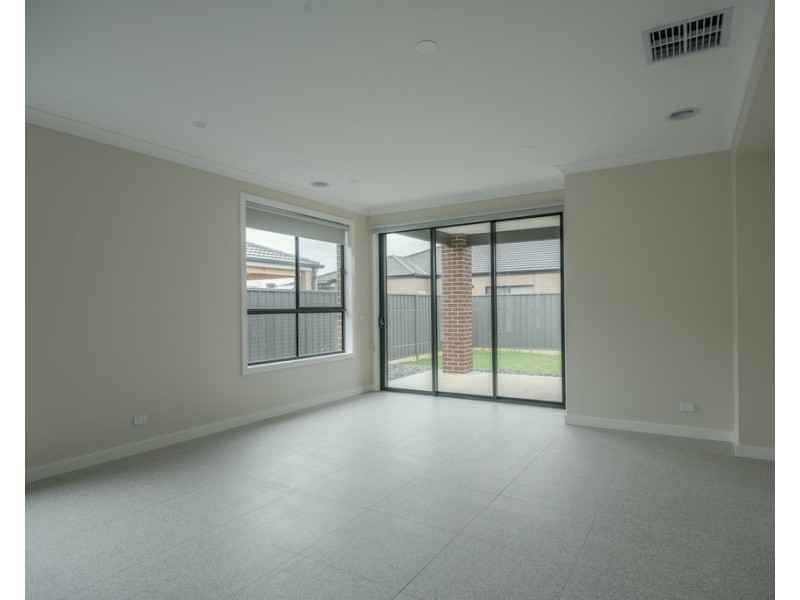 11 Mary Drive, Alfredton VIC 3350