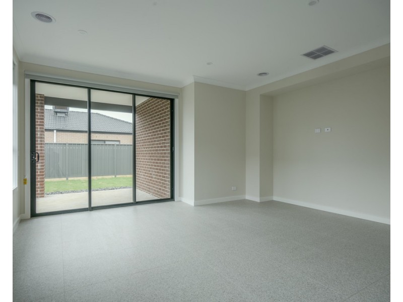 11 Mary Drive, Alfredton VIC 3350