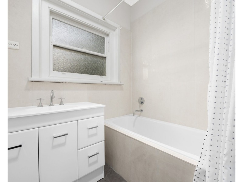 2 Hotham Street, Lake Wendouree VIC 3350