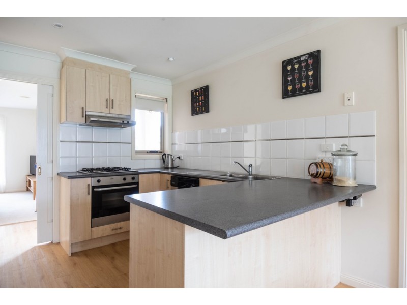 27 Ayrvale Avenue, Lake Gardens VIC 3355