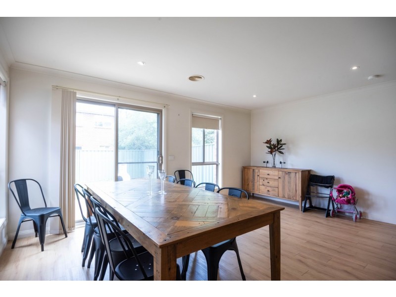 27 Ayrvale Avenue, Lake Gardens VIC 3355