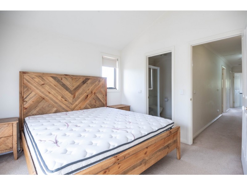 27 Ayrvale Avenue, Lake Gardens VIC 3355