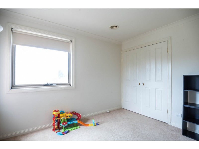 27 Ayrvale Avenue, Lake Gardens VIC 3355