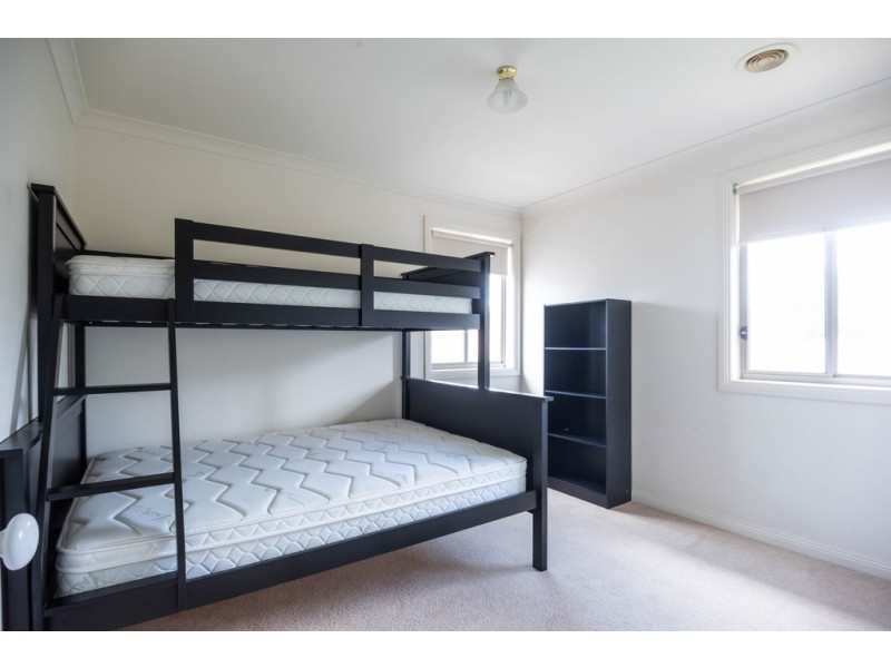 27 Ayrvale Avenue, Lake Gardens VIC 3355