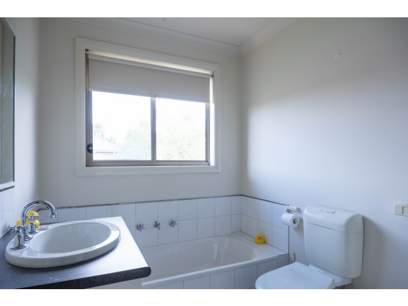 27 Ayrvale Avenue, Lake Gardens VIC 3355