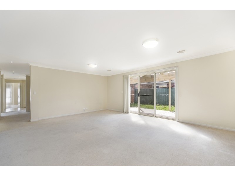 43 Lake Gardens Avenue, Lake Gardens VIC 3355