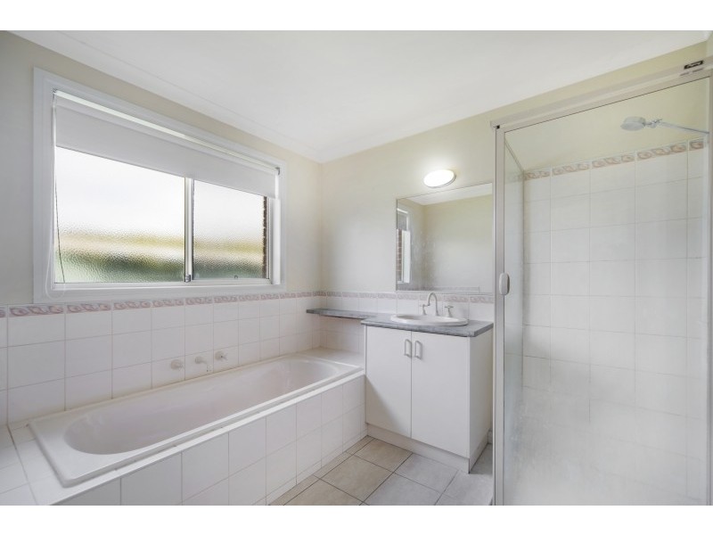 43 Lake Gardens Avenue, Lake Gardens VIC 3355