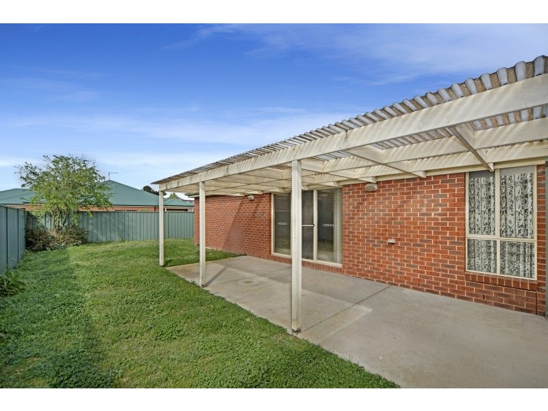 43 Lake Gardens Avenue, Lake Gardens VIC 3355