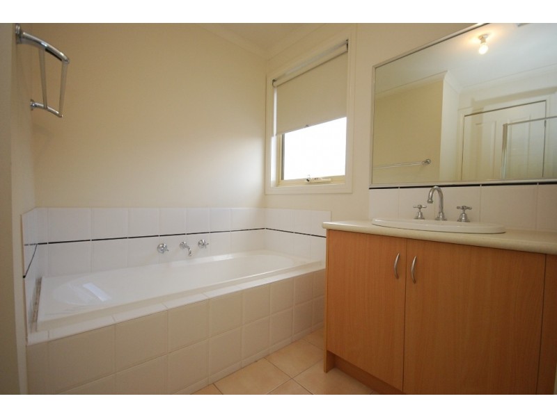 9 Domain Gardens, Sebastopol VIC 3356