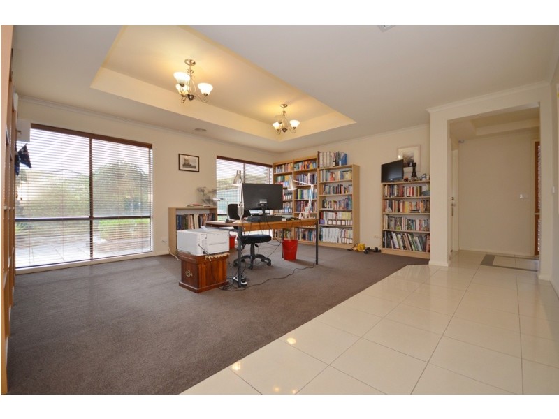 81 Lake Gardens Avenue, Lake Gardens VIC 3355