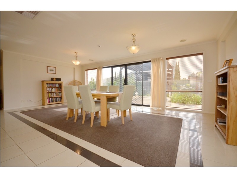 81 Lake Gardens Avenue, Lake Gardens VIC 3355