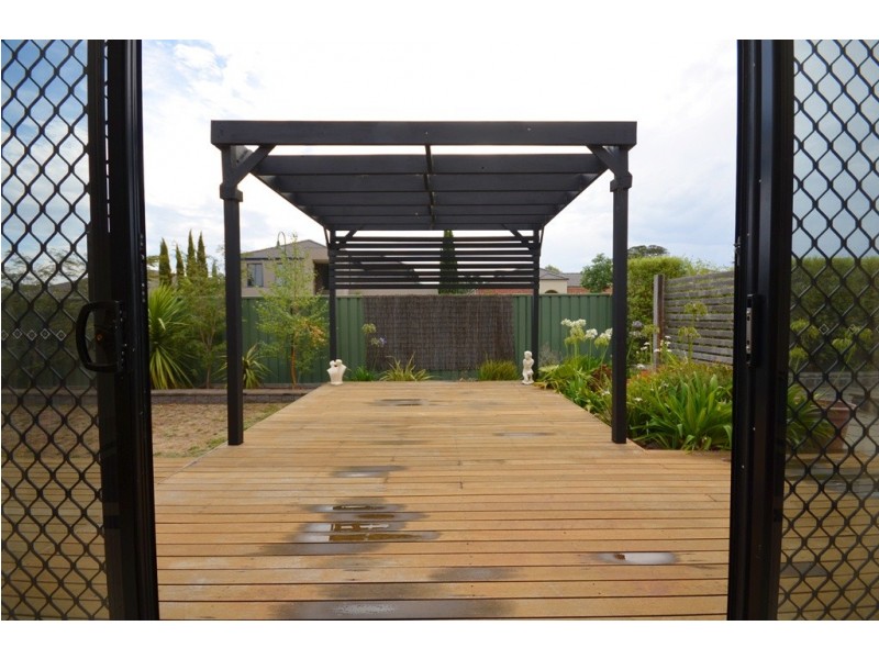 81 Lake Gardens Avenue, Lake Gardens VIC 3355