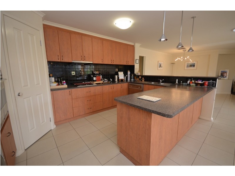 81 Lake Gardens Avenue, Lake Gardens VIC 3355