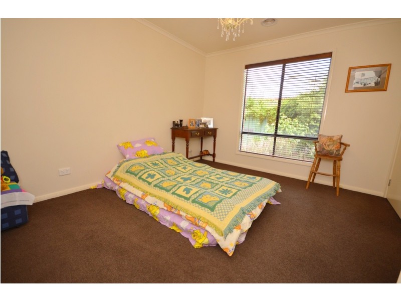 81 Lake Gardens Avenue, Lake Gardens VIC 3355