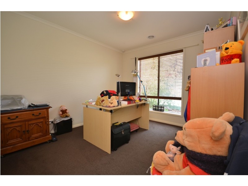 81 Lake Gardens Avenue, Lake Gardens VIC 3355