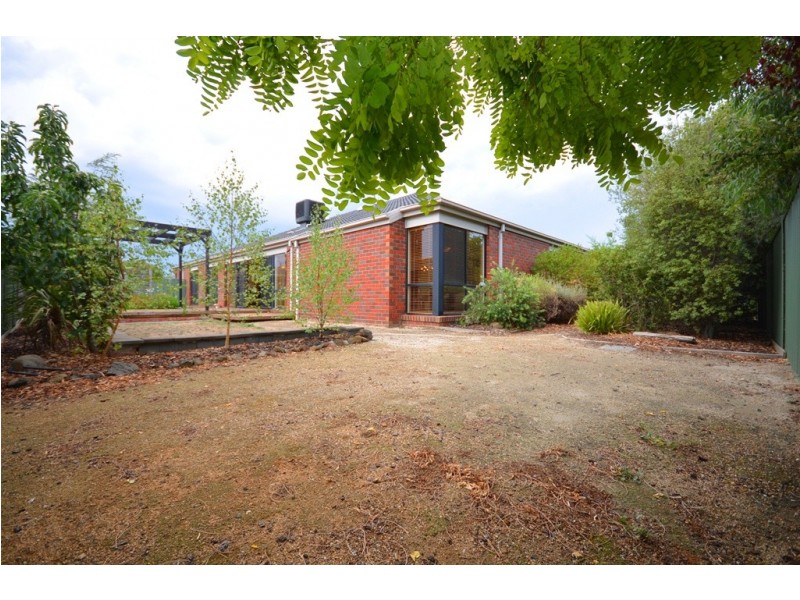 81 Lake Gardens Avenue, Lake Gardens VIC 3355