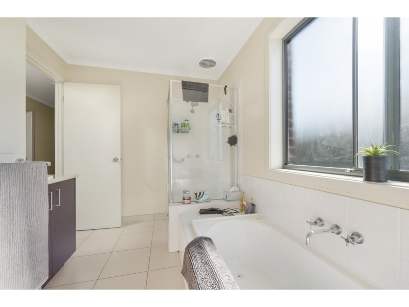 12 Hodge Street, Miners Rest VIC 3352