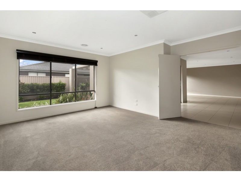 13 Chase Boulevard, Alfredton VIC 3350