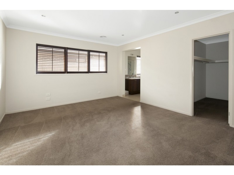 13 Chase Boulevard, Alfredton VIC 3350