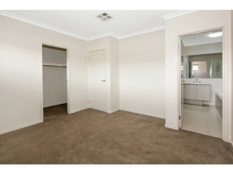 13 Chase Boulevard, Alfredton VIC 3350