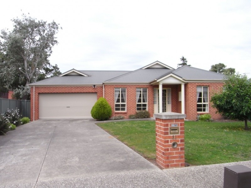 31 Stirling Drive, Lake Gardens VIC 3355