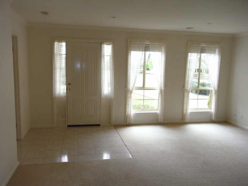 31 Stirling Drive, Lake Gardens VIC 3355