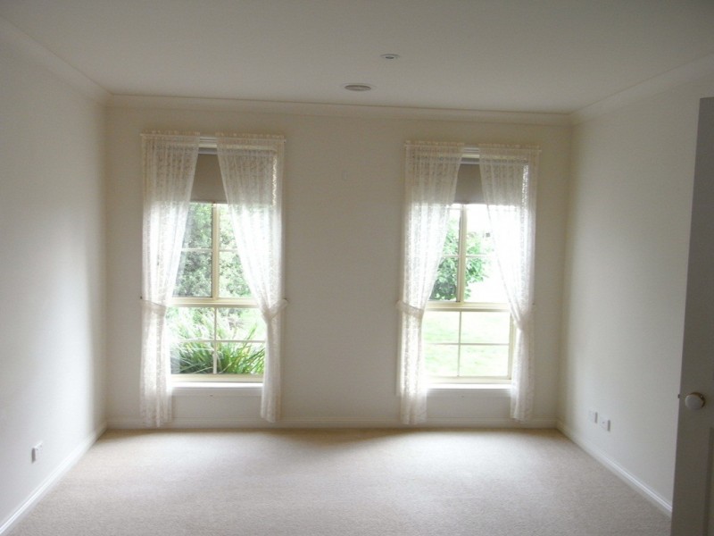 31 Stirling Drive, Lake Gardens VIC 3355