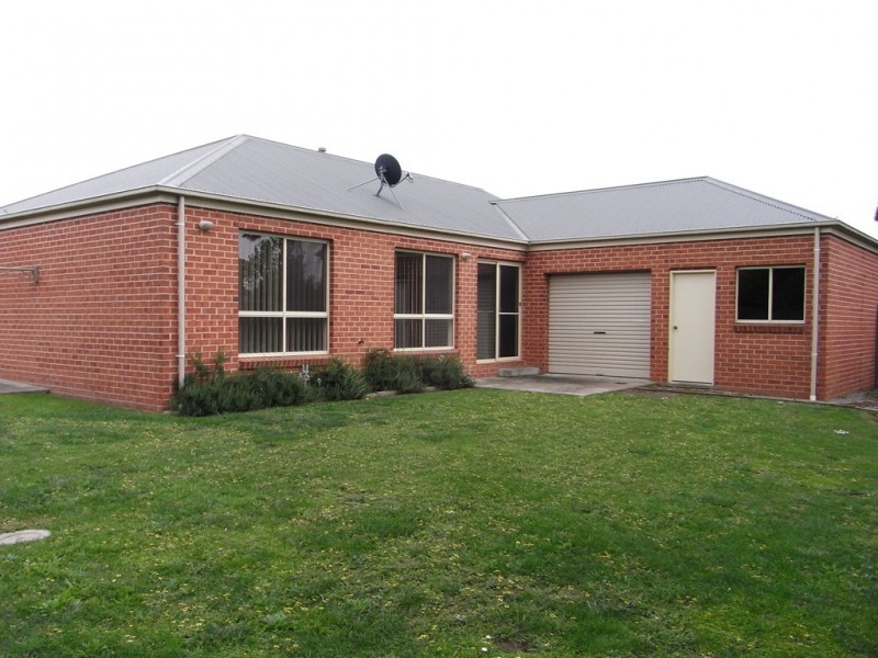 31 Stirling Drive, Lake Gardens VIC 3355