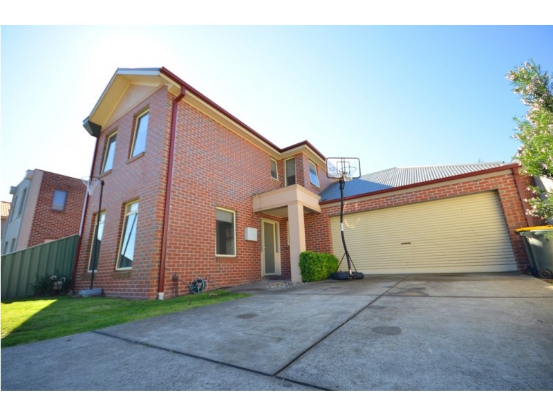 24 Lake Gardens Avenue, Lake Gardens VIC 3355