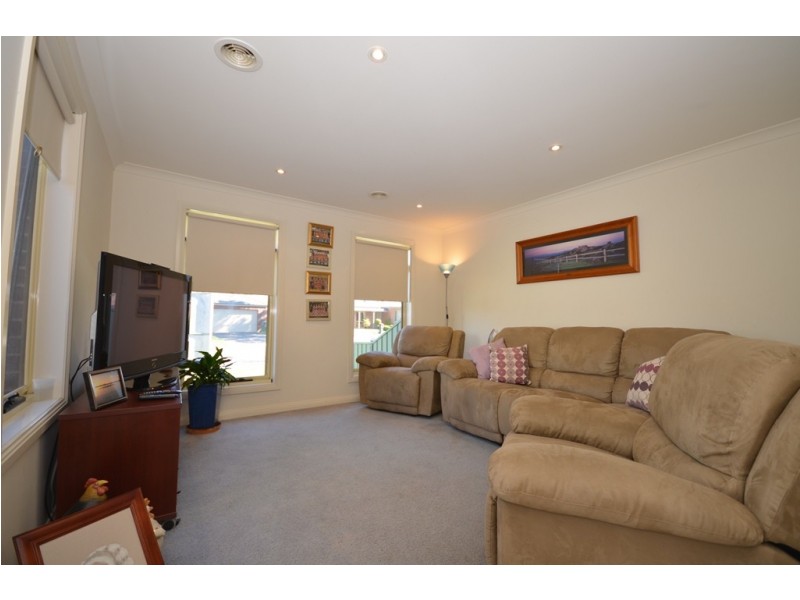 24 Lake Gardens Avenue, Lake Gardens VIC 3355