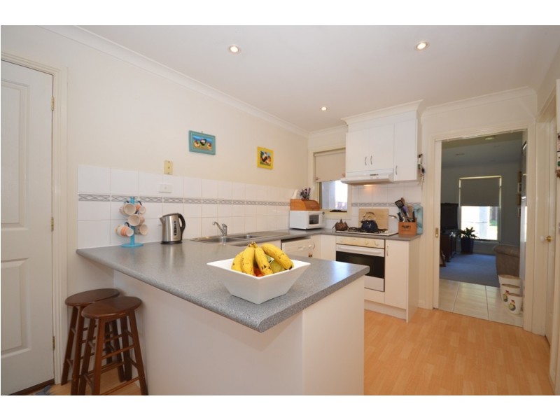 24 Lake Gardens Avenue, Lake Gardens VIC 3355