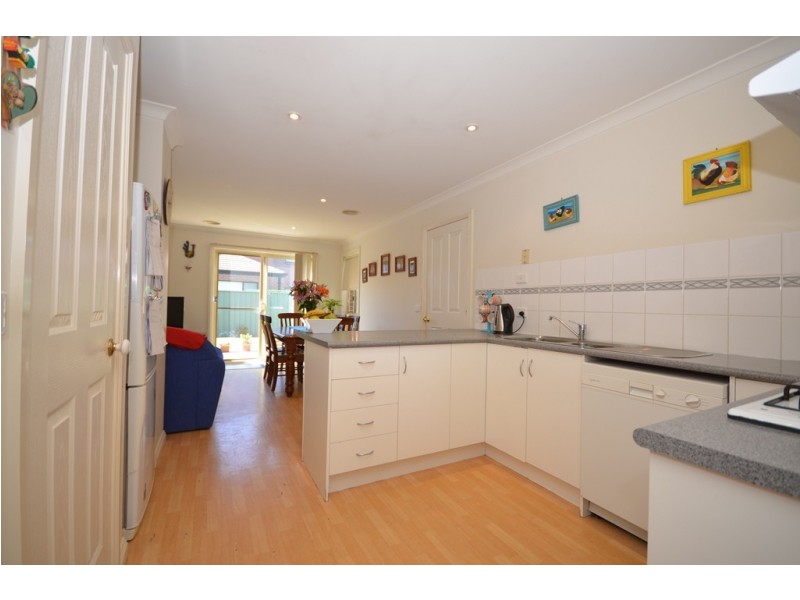 24 Lake Gardens Avenue, Lake Gardens VIC 3355