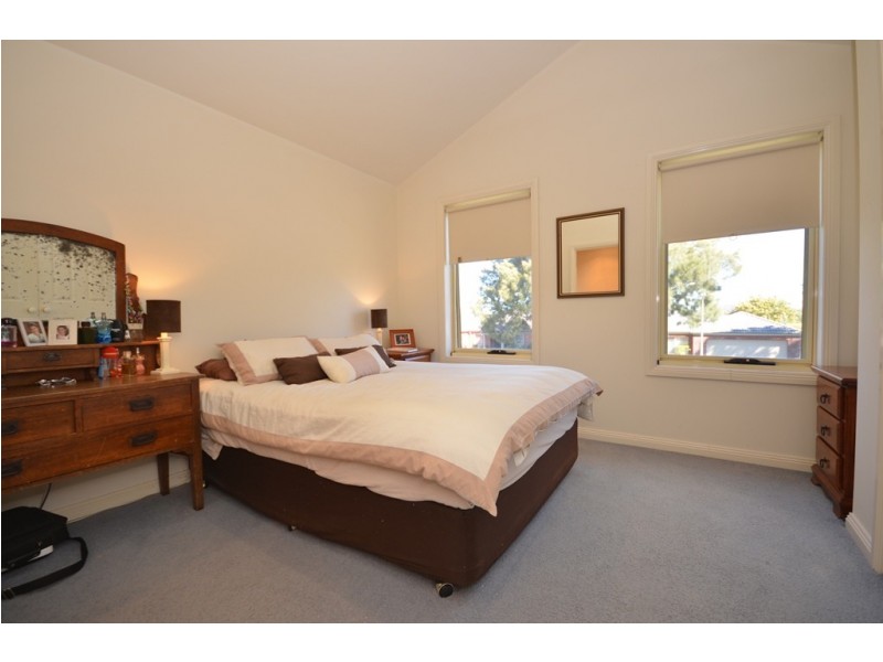 24 Lake Gardens Avenue, Lake Gardens VIC 3355