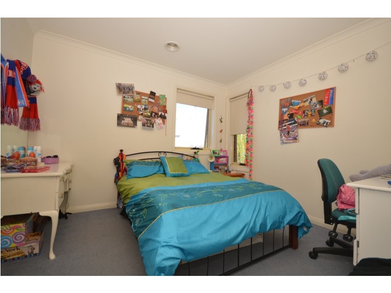 24 Lake Gardens Avenue, Lake Gardens VIC 3355