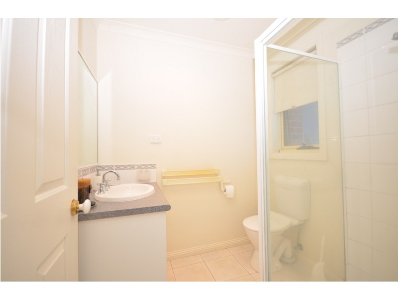 24 Lake Gardens Avenue, Lake Gardens VIC 3355