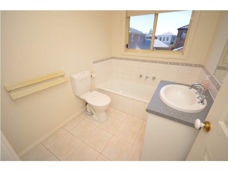 24 Lake Gardens Avenue, Lake Gardens VIC 3355