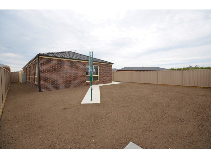 11 Deakes Court, Sebastopol VIC 3356