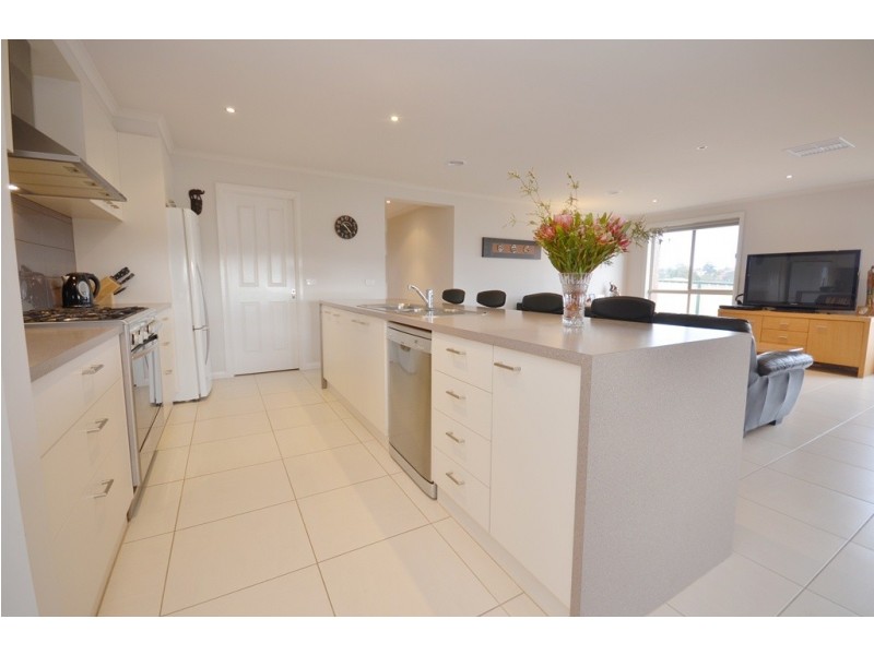 11 Horwood Drive, Canadian VIC 3350