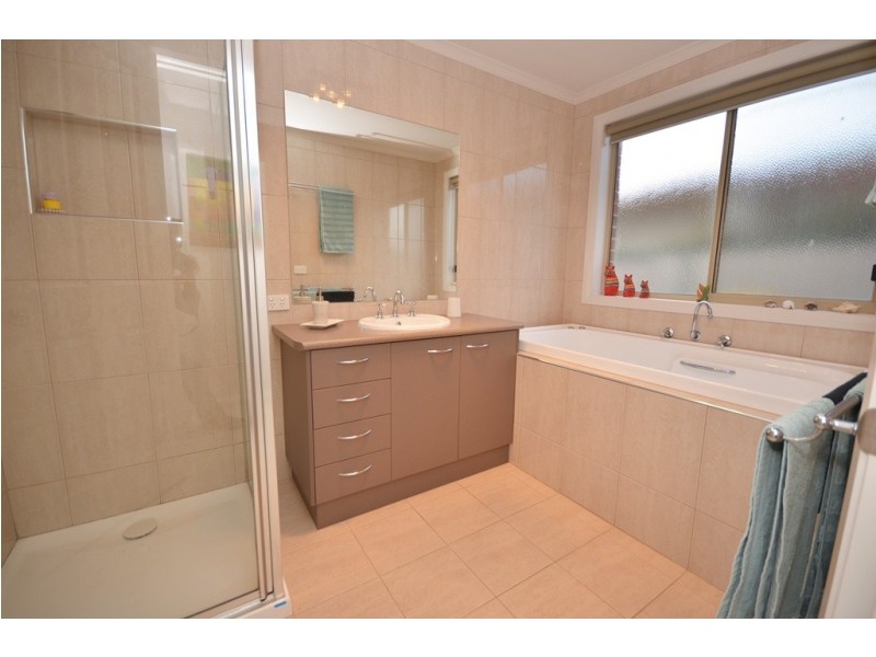 11 Horwood Drive, Canadian VIC 3350