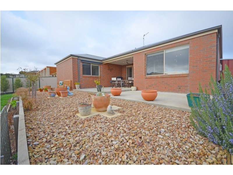 11 Horwood Drive, Canadian VIC 3350