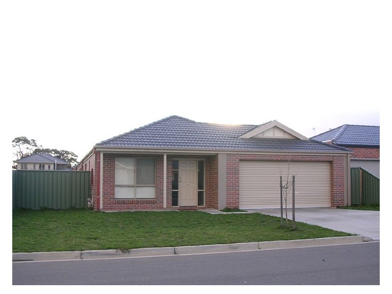 102 Stirling Drive, Lake Gardens VIC 3355