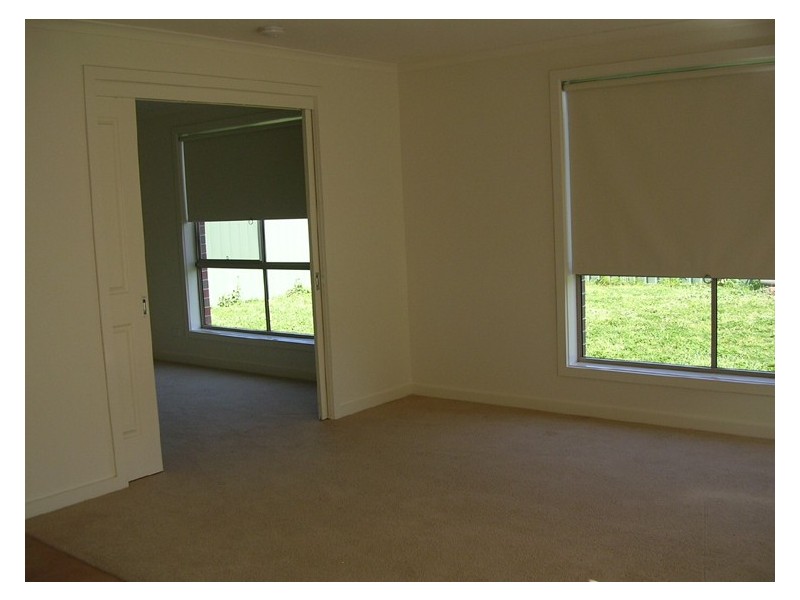 102 Stirling Drive, Lake Gardens VIC 3355